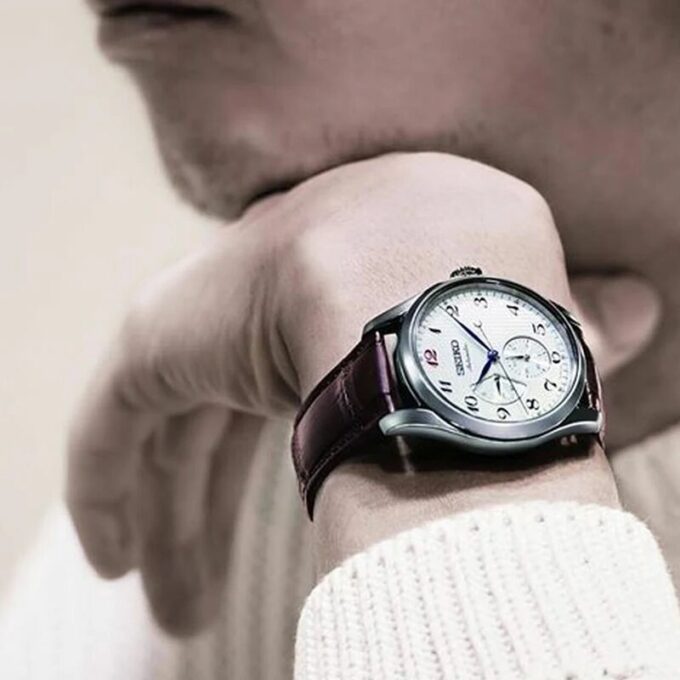 Presage automatisch mechanisch horloge met witte wijzerplaat en bruine band